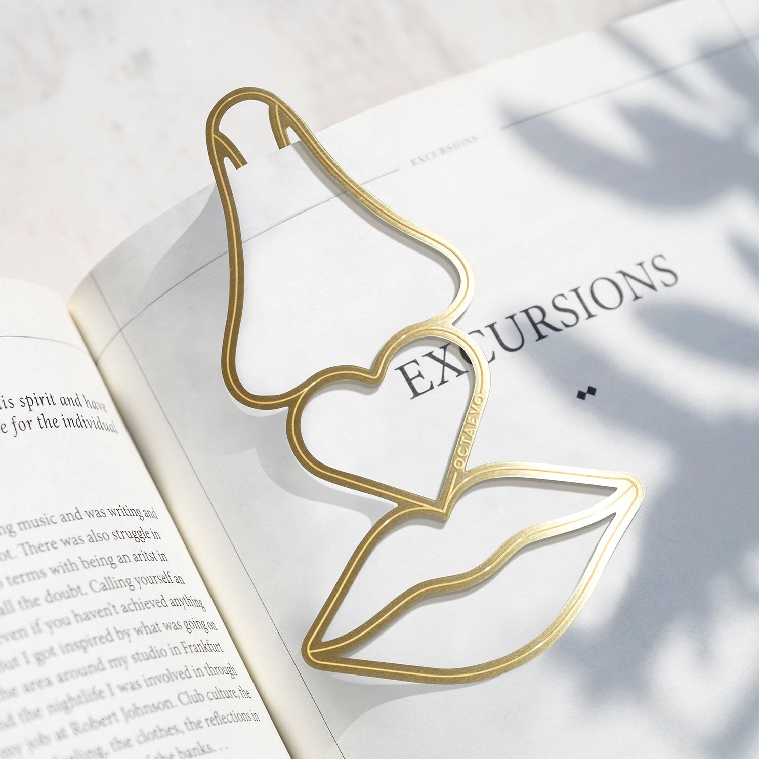 Bookmark Beso in gold by OCTAEVO